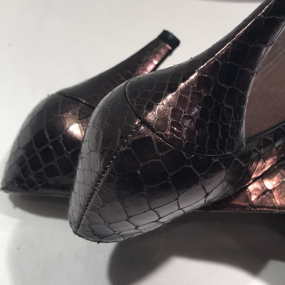 Stuart Weitzman dark copper snake print size 6.5 - Picture 10 of 11